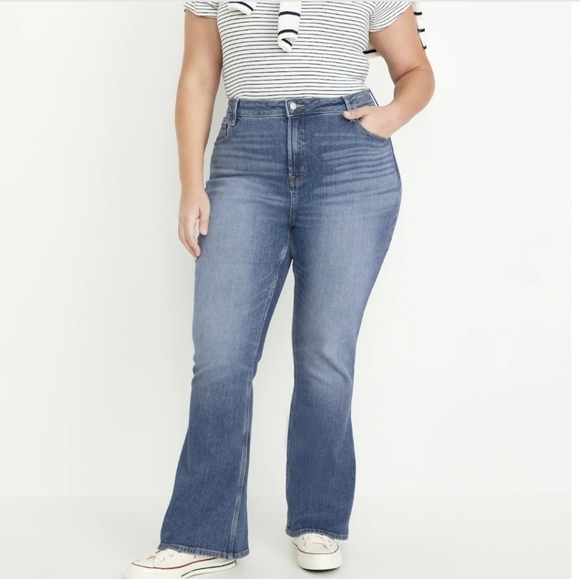 26•28•30 - Old Navy • FitsYou 3-Sizes-in-1 Extra High-Waisted Flare Jeans - Picture 1 of 2